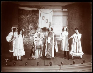 Een scène uit een amateurrevue getiteld Barnardesia gepresenteerd op Barnard College, New York